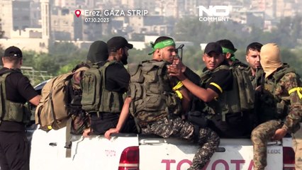 Hamas-Kämpfer der Al-Qassam stürmen zu Fuß und auf Motorrädern die Grenze