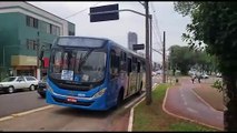Colisão entre HB20 e ônibus do transporte público é registrada na Avenida Brasil