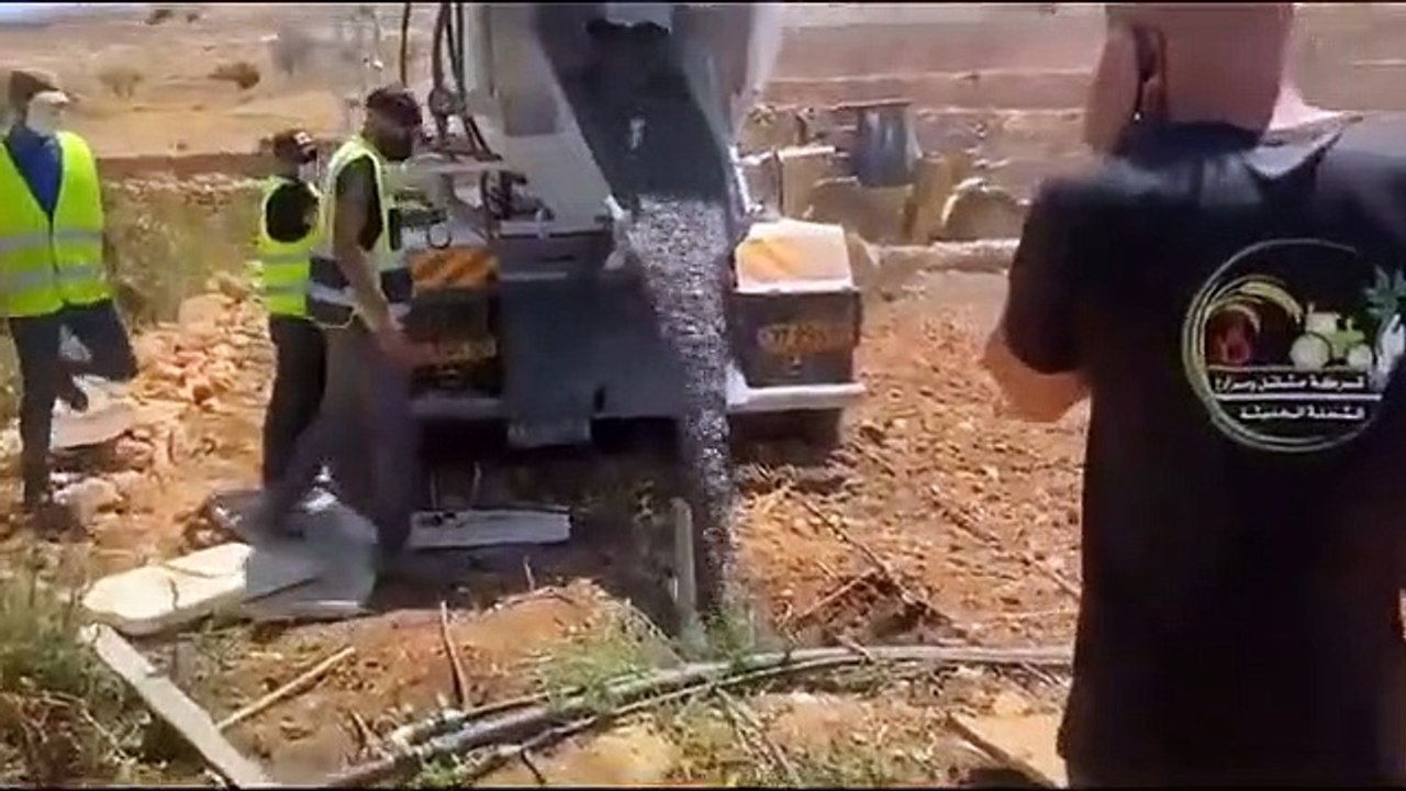 Israel le pone cemento a los manantiales de agua de Palestina