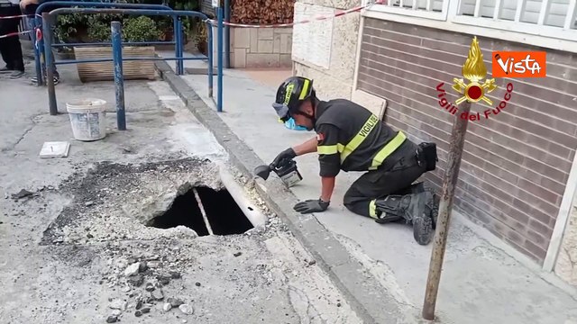 Si apre voragine in strada a Napoli, l'intervento dei Vigili del Fuoco