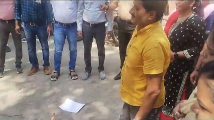 आदेश की फोटाेकॉपी जलाकर जताया विरोध