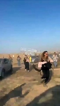 Cercados, população de Israel correm a pé e tentam deixar a área da Faixa de Gaza que está sendo bombardeada pelo Hamas.