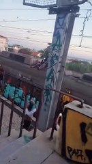 Brasileiros andam em cima do trem para não pagaram passagem em Portugal