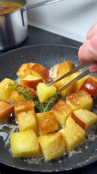 VELOUTÉ DE BUTTERNUT ET CROÛTONS AU BEURRE #crouton #butternut #veloute #soupe #recette #recipe #recipes #cuisine #chef #yummy #gourmand #recettefacile #easyrecipe #recetterapide #beurre