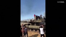شاهد: فلسطينيون يسحبون جندياً إسرائيلياً من داخل دبابة بعد الاستيلاء عليها في عملية 