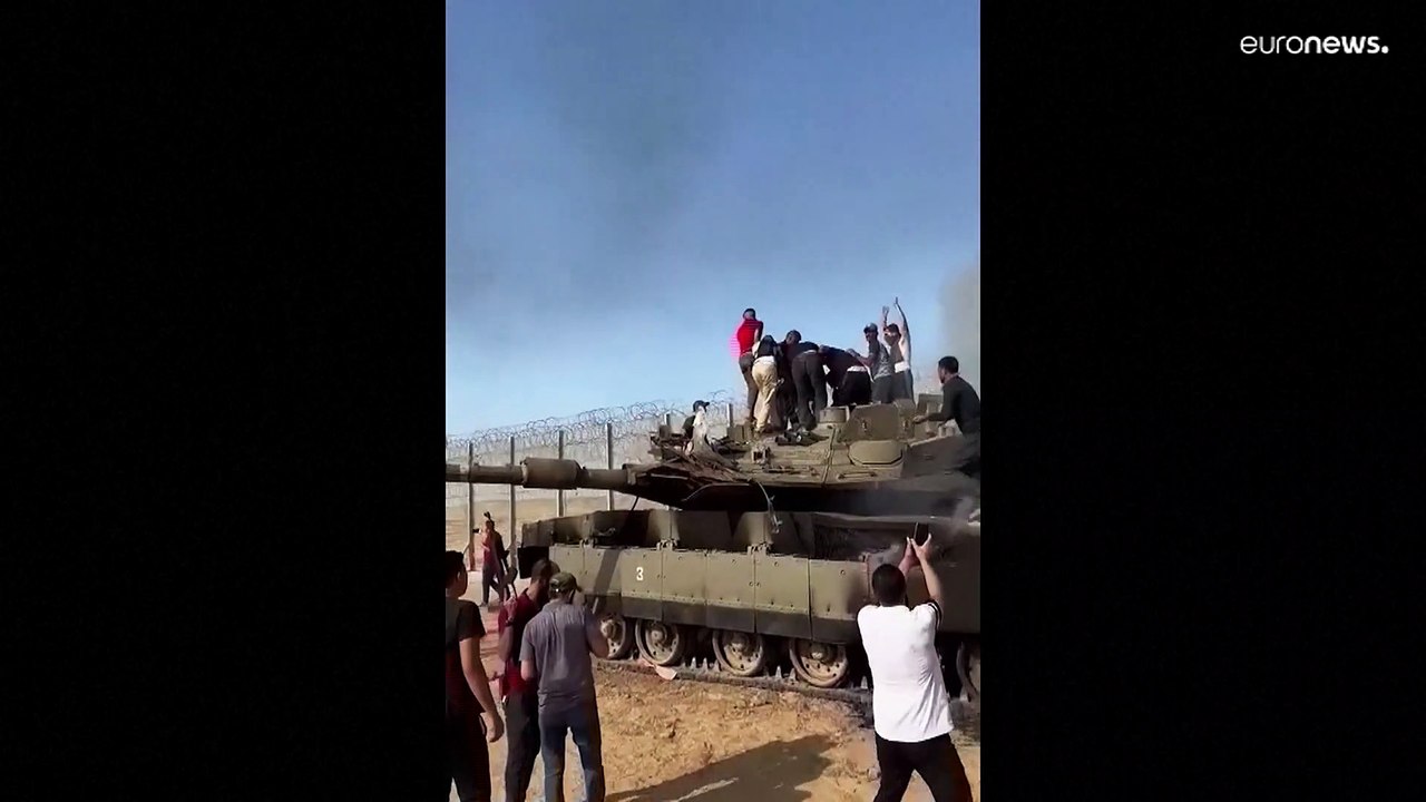 شاهد: فلسطينيون يسحبون جندياً إسرائيلياً من داخل دبابة بعد الاستيلاء عليها في عملية "طوفان الأقصى"