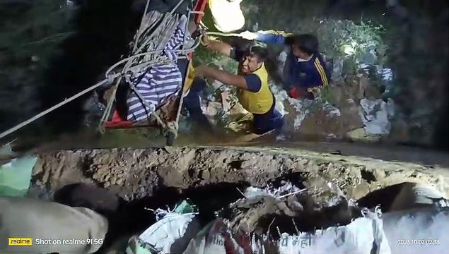 दो सौ फीट गहरी खाई में गाडी गिरी, एक की मौत, तीन घायल