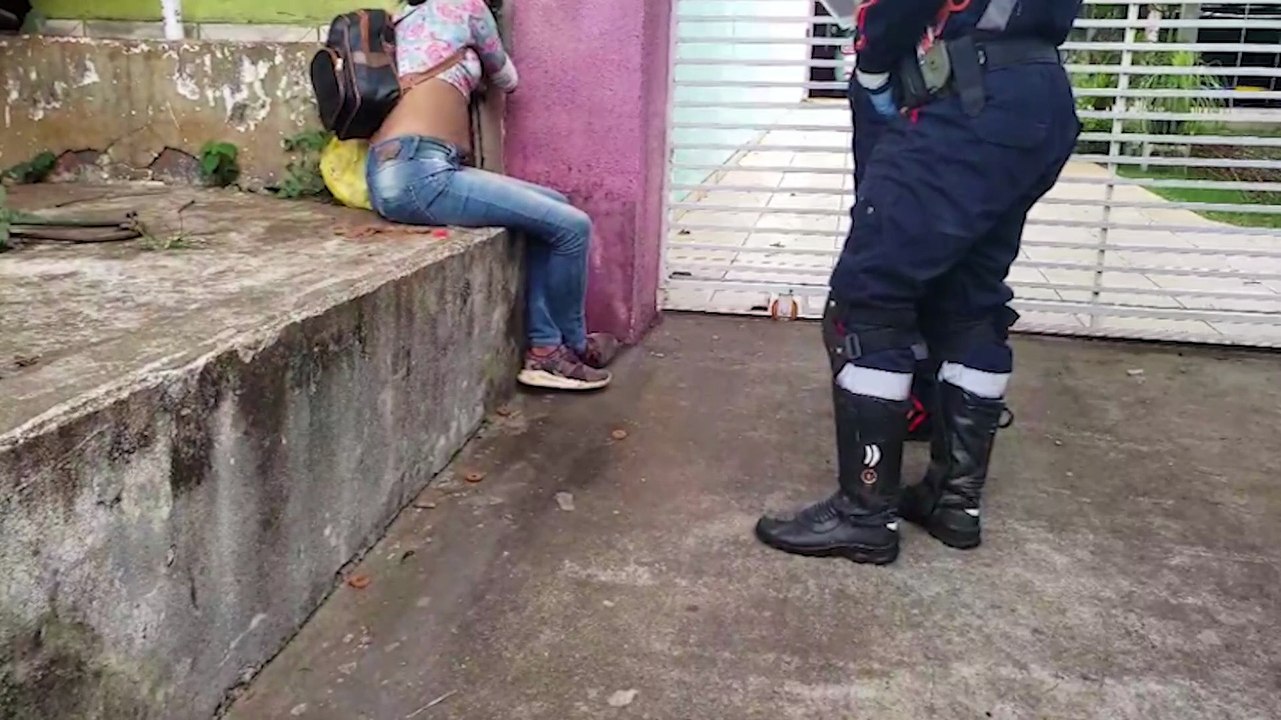 Mulher em situação de rua pede por comida, pass...