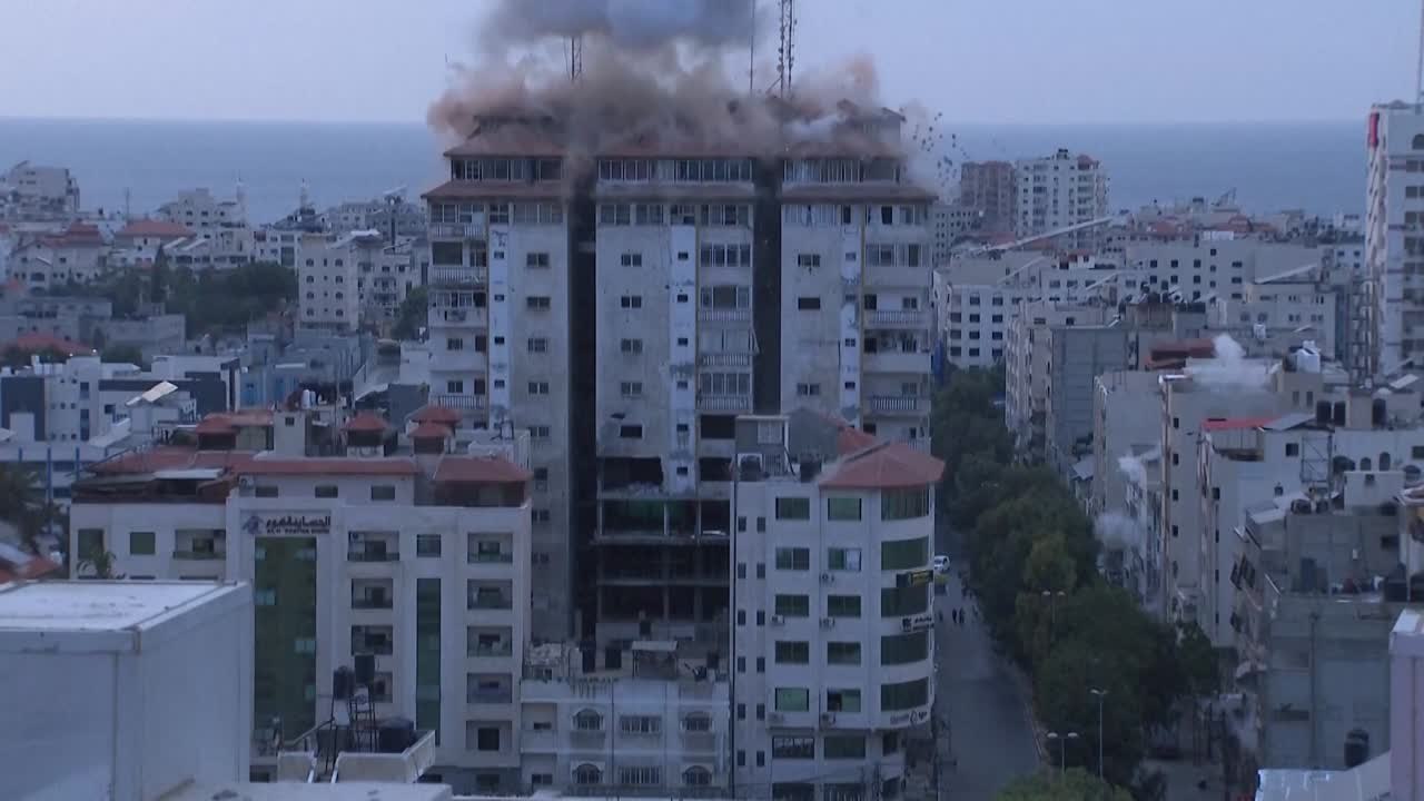 Un bloque de viviendas en Gaza se derrumba tras ser alcanzado por misiles israelíes