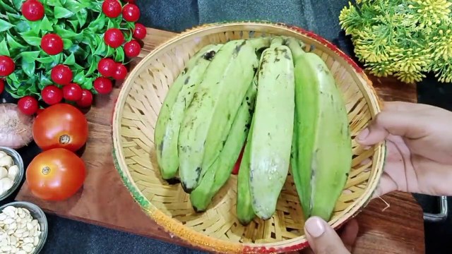पूरे YouTube पर पहली बार बनाएं कच्चे केले से पनीर और पनीर की सब्जी _ Raw banana new Paneer recipe