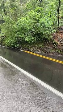 Vídeo mostra deslizamento de terra na BR-470, em Pouso Redondo