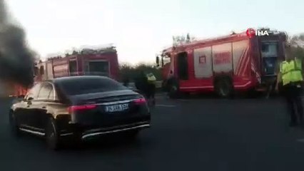 Un camion en mouvement a pris feu