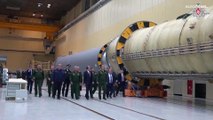 بعد تلويح باستخدام سلاح نووي.. وزير الدفاع الروسي يتفقد مصنعًا لإنتاج الصواريخ