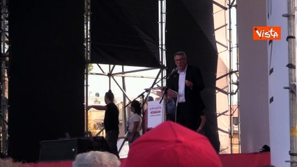 Manifestazione per la Costituzione, Landini sul palco perde la voce e si ferma per bere acqua