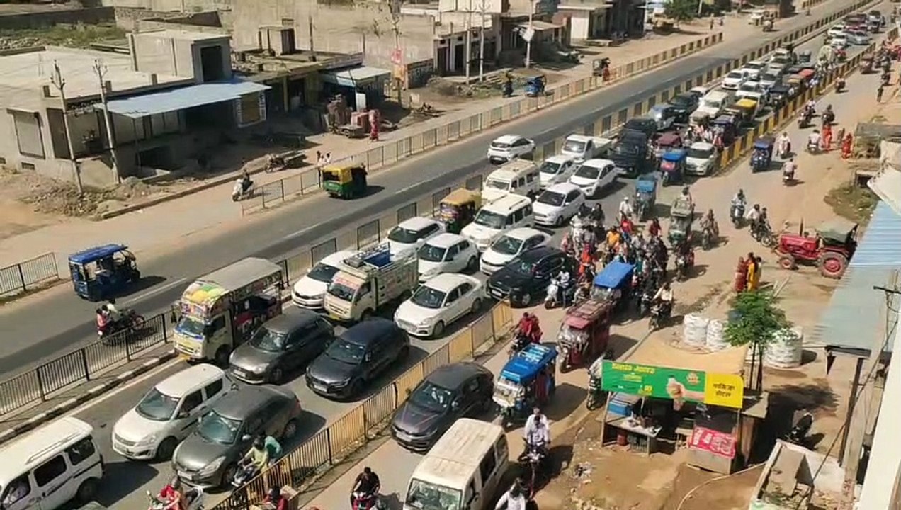 पं. धीरेन्द्र कृष्ण शास्त्री के दिव्य दरबार में 25 लोगों की अर्जियां स्वीकार .....  देखें वीडियो....