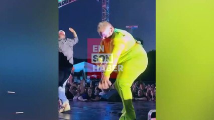 Konserde sahneden atlayan adamı kimse tutmadı