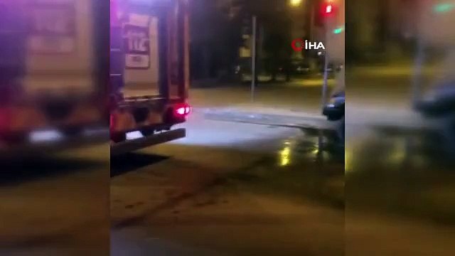 Kozan'da Kırmızı Işıkta Duran Otomobil Alev Aldı