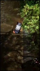 Vehículo cae al río Medellín a la altura de la estación Poblado
