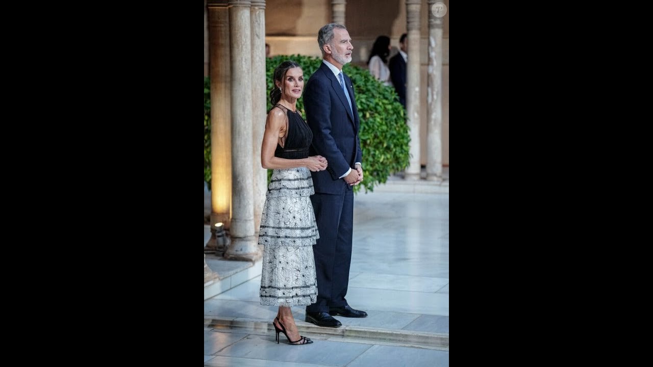 Bronzée et élégantissime dans une robe de flamenco, son mari Felipe VI très fier