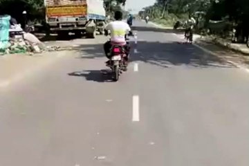 Video: बीच सड़क पर फिल्मी स्टंट, वीडियो देख खड़े हो जाएंगे रोंगटे