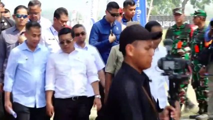 [FULL] Kenalkan Plt Mentan, Jokowi Pantau Panen di Sawah Subang