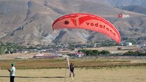 Erzincan'da Yamaç Paraşütü Hedef Eğitim Yarışması Heyecanı