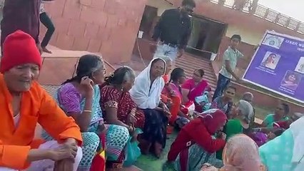 Video: वृद्धाश्रम में रह रहे बुजुर्गों को साथ ले आया क्लब, दिखाया यह मंदिर, की सेवा
