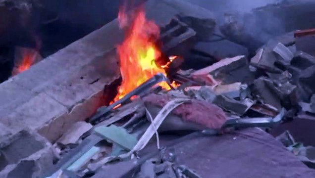 عناصر الاطفاء يحاولون إخماد الحرائق بعد القصف الإسرائيلي على غزة