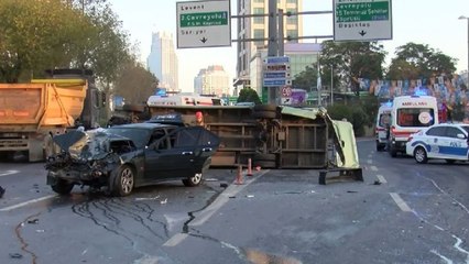 Beşiktaş’ta otomobil minibüse çarptı, ortalık savaş alanına döndü