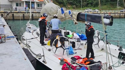 여수에서 기관 고장 8명 탄 요트 무사 구조 / YTN