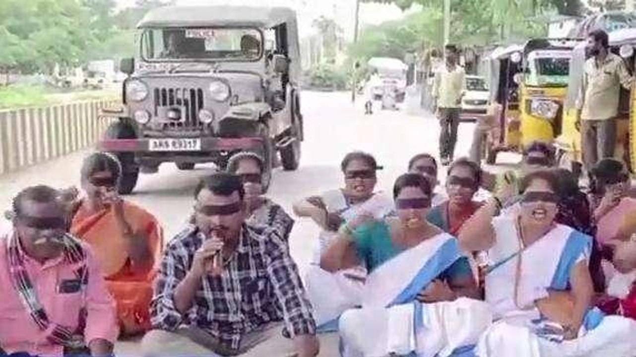 శ్రీ సత్యసాయి జిల్లా: కళ్లకు గంతలు కట్టుకుని నడిరోడ్డుపై నిరసన