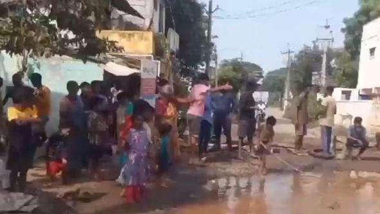 ఏలూరు జిల్లా: తీవ్ర ఆగ్రహం... రోడ్లపై చేపలు పడుతూ నిరసన