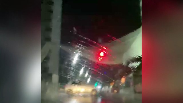 Tela de proteção de prédio cai em fiação elétrica, gera explosão e deixa região no Centro sem luz