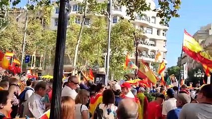 La derecha llena el centro de Barcelona para protestar contra la amnistía: "Puigdemont, a prisión"