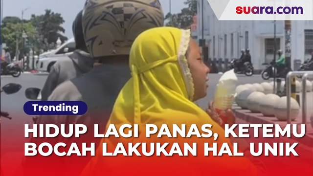 Hidup Lagi Panas Panasnya Malah Ketemu Bocah Lakukan Hal Unik Ini: Es Topping Debu