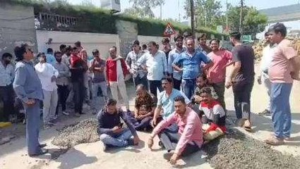 विकास नगर चौराहे के समीप बन रही सड़क को लेकर पार्षदों ने जताई नाराजगी