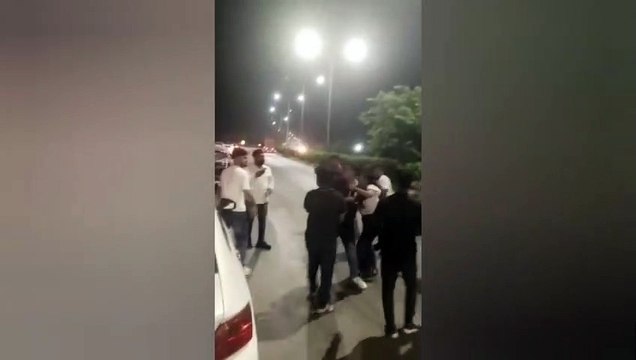 नेशनल हाइवे में लड़के-लड़कियों में जमकर चले लात-घूंसे