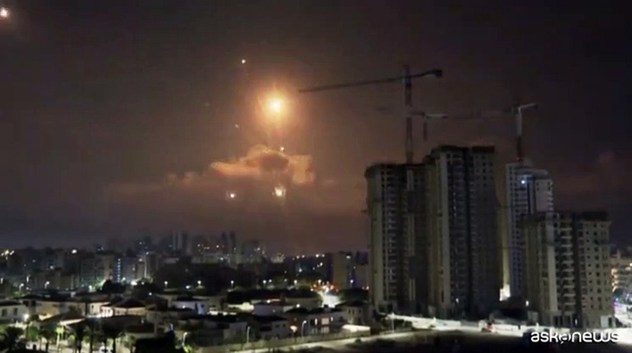 La notte israeliana: scie di luce, esplosioni e sirene d'allarme