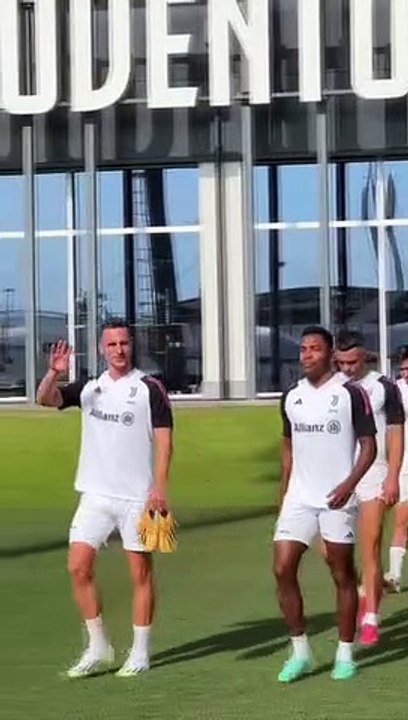 "Kimse onun gibi değil" diyen Massimiliano Allegri, Kenan Yıldız'ı yere göğe sığdıramadı