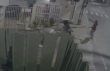 VÍDEO: Homem armado rouba pertences e motocicleta de entregador em Cajazeiras