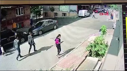 Sokakta İki Otomobil Çarpıştı, Adam Son Anda Kurtuldu