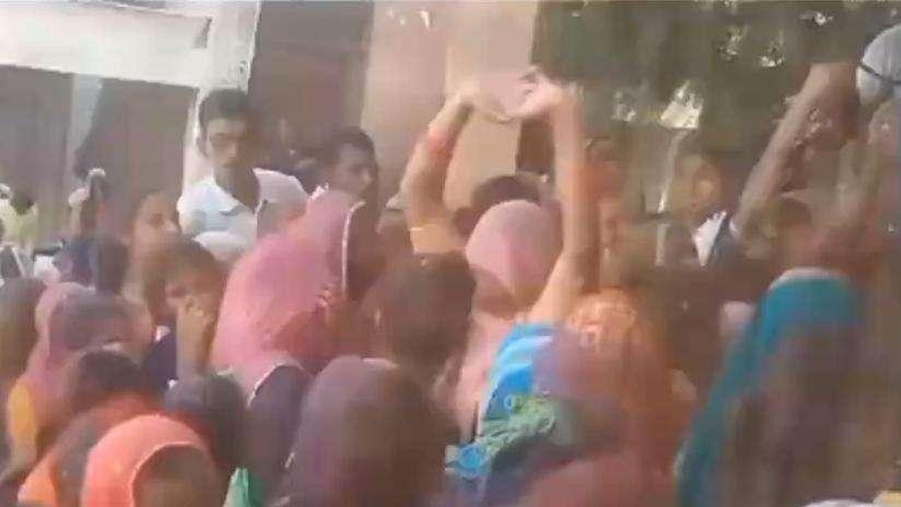 भीलवाड़ा: फ्री मोबाइल लेने आई महिला को आया देवता का भाव, लोगों रह गए हतप्रभ