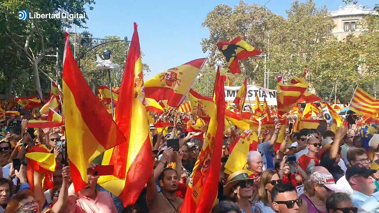 El emotivo momento en el que ha sonado el himno de España al final de la manifestación de Barcelona