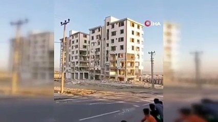 Le bâtiment en démolition contrôlée à Kahramanmaraş s'est effondré sur des poteaux électriques