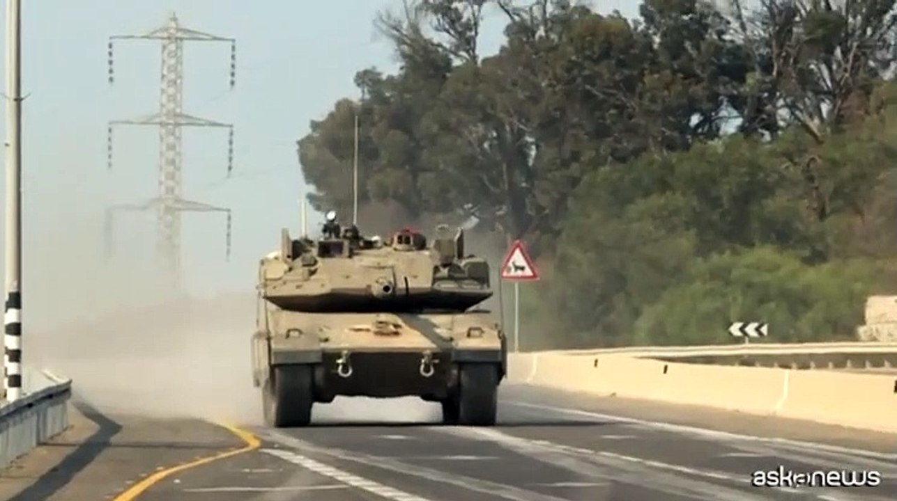 I carriarmati israeliani si dirigono alla frontiera con Gaza