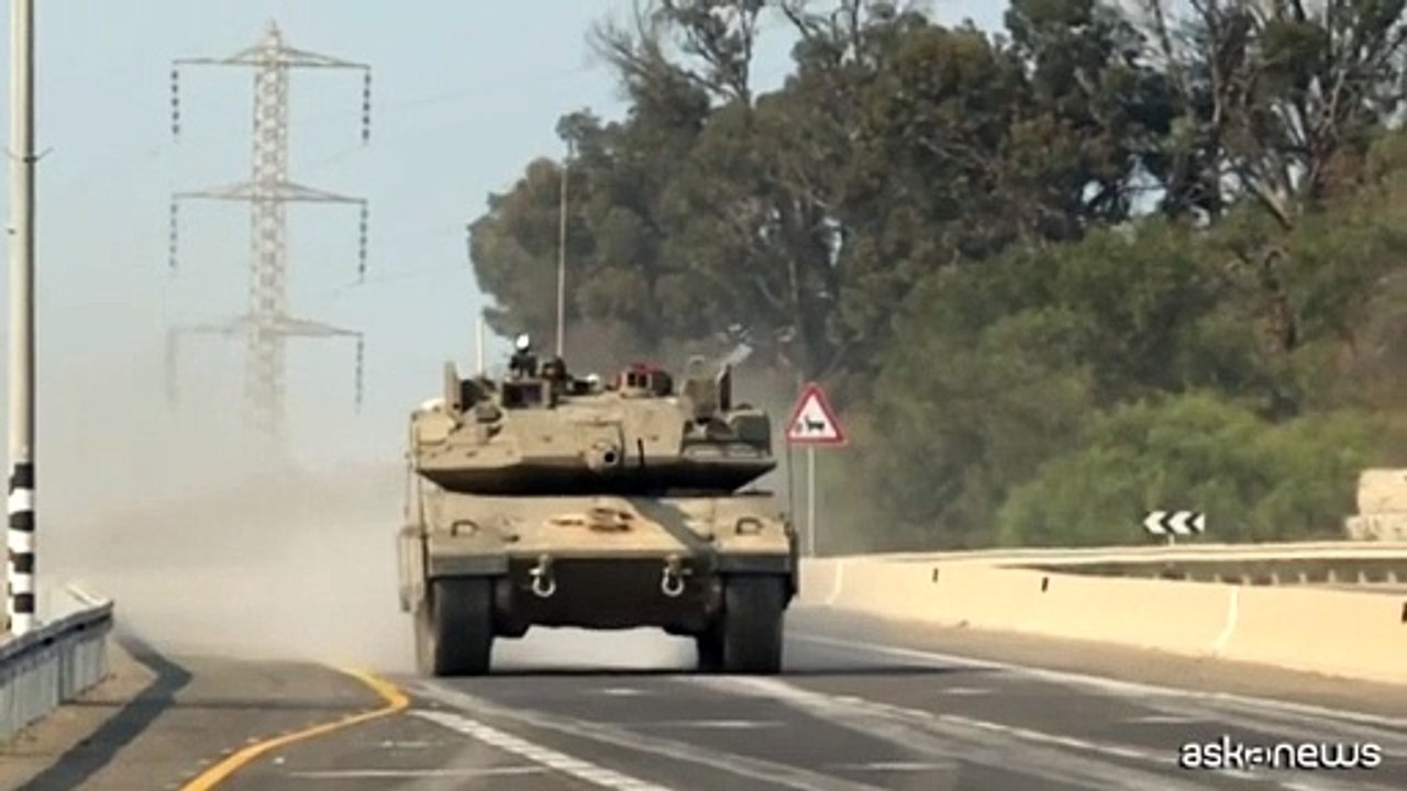 I carriarmati israeliani si dirigono alla frontiera con Gaza