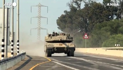 Скачать видео: Israele, convoglio di carri armati israeliani si schiera vicino al confine con Gaza