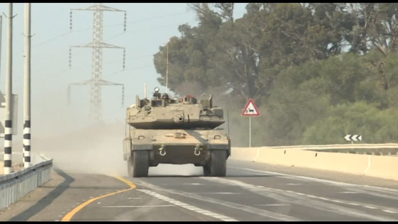 I carriarmati israeliani si dirigono alla frontiera con Gaza