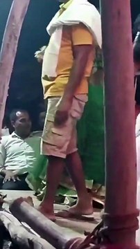 Video: ‘मोहब्बत’ गाने पर ठुमका लगा रही थी डांसर, सामने से इशारे करते दिखे दरोगा जी