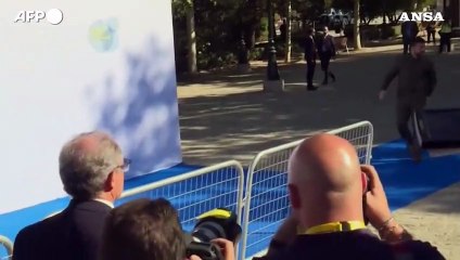 Lo spettro di Trump a Granada, Zelensky incalza l'Ue